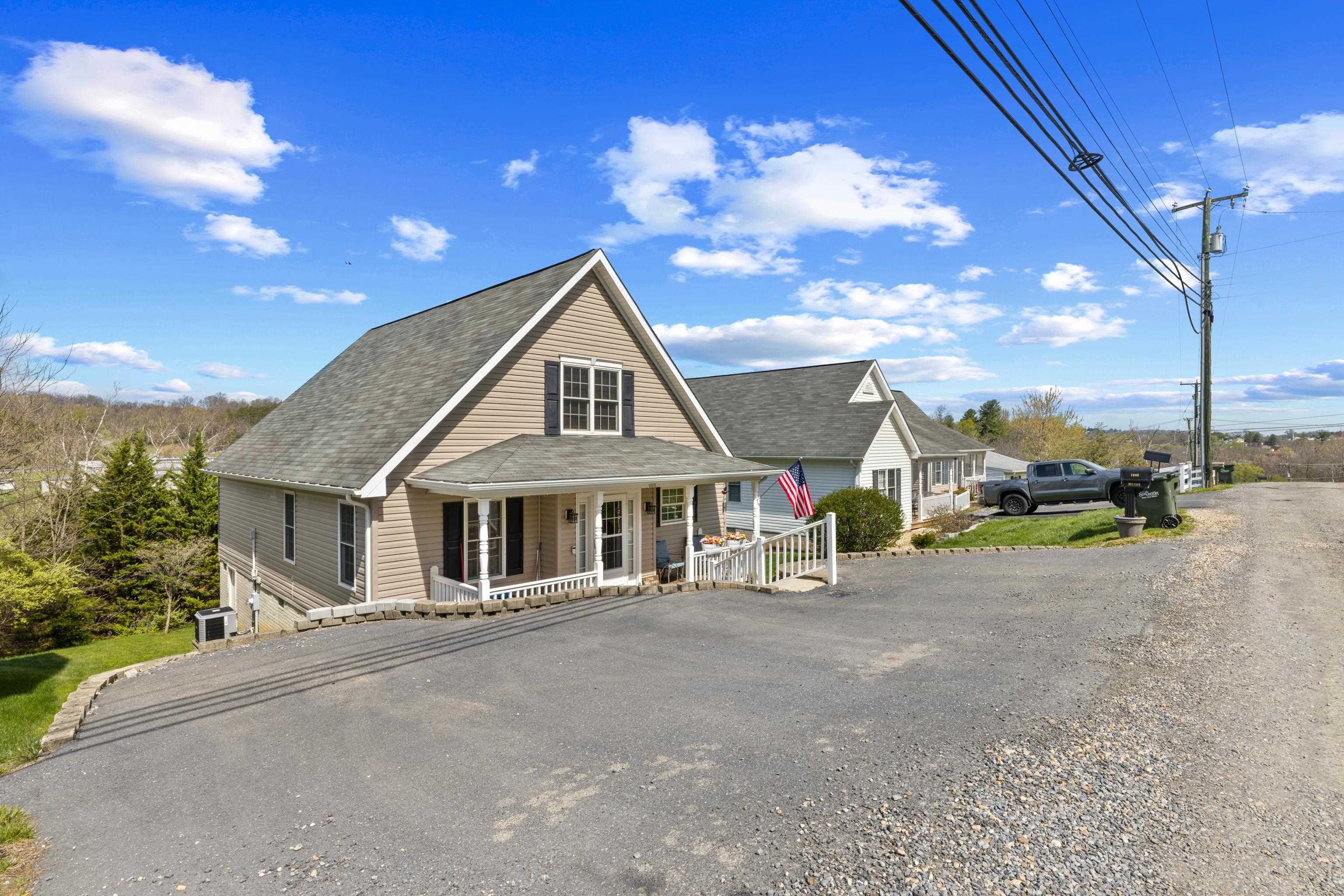 1008 MIDDLEBROOK AVE, STAUNTON, Virginia 24401, 3 Bedrooms Bedrooms, ,2 BathroomsBathrooms,Residential,1008 MIDDLEBROOK AVE,675683 MLS # 675683