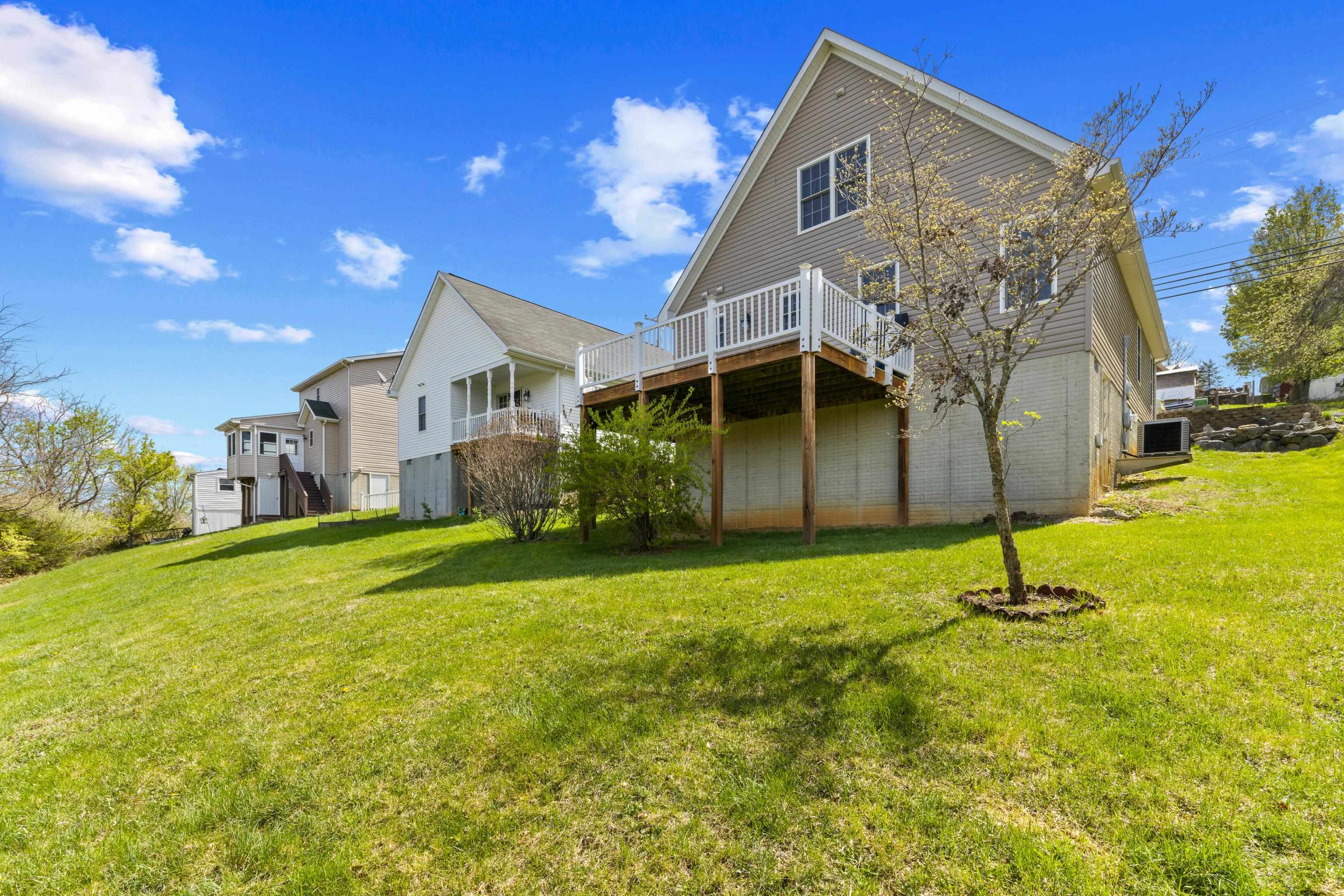 1008 MIDDLEBROOK AVE, STAUNTON, Virginia 24401, 3 Bedrooms Bedrooms, ,2 BathroomsBathrooms,Residential,1008 MIDDLEBROOK AVE,675683 MLS # 675683