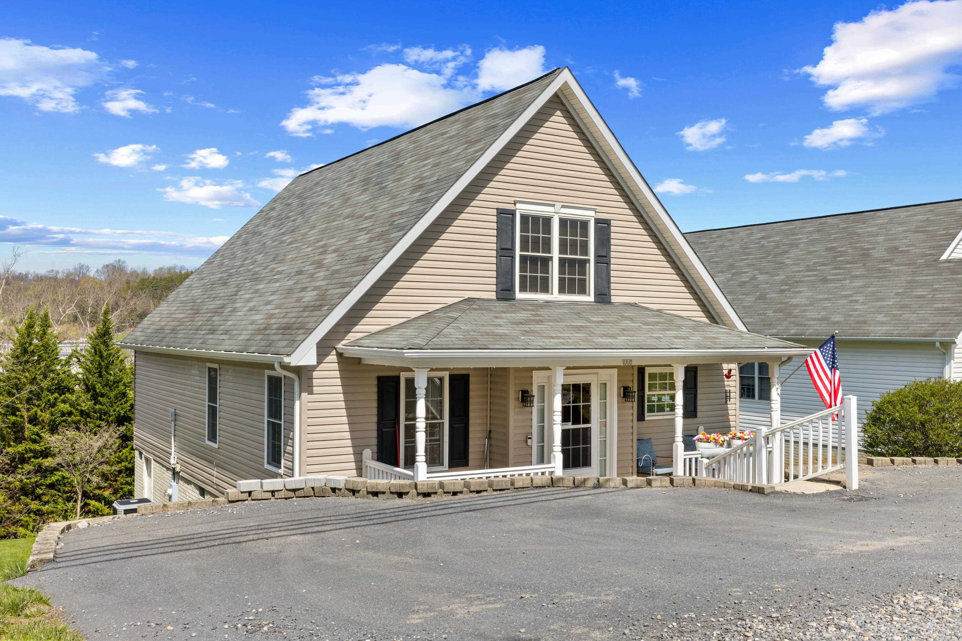 1008 MIDDLEBROOK AVE, STAUNTON, Virginia 24401, 3 Bedrooms Bedrooms, ,2 BathroomsBathrooms,Residential,1008 MIDDLEBROOK AVE,675683 MLS # 675683