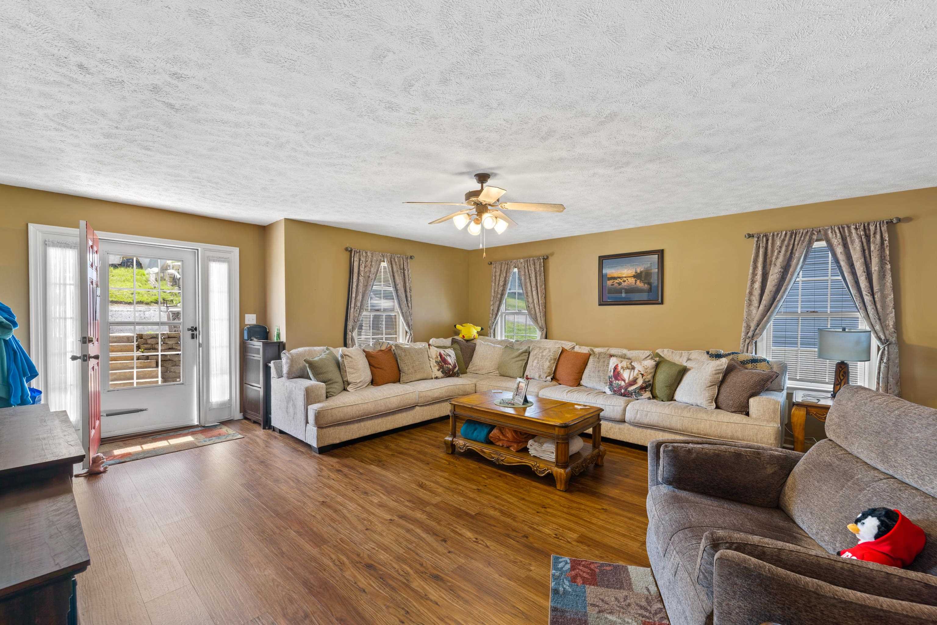 1008 MIDDLEBROOK AVE, STAUNTON, Virginia 24401, 3 Bedrooms Bedrooms, ,2 BathroomsBathrooms,Residential,1008 MIDDLEBROOK AVE,675683 MLS # 675683