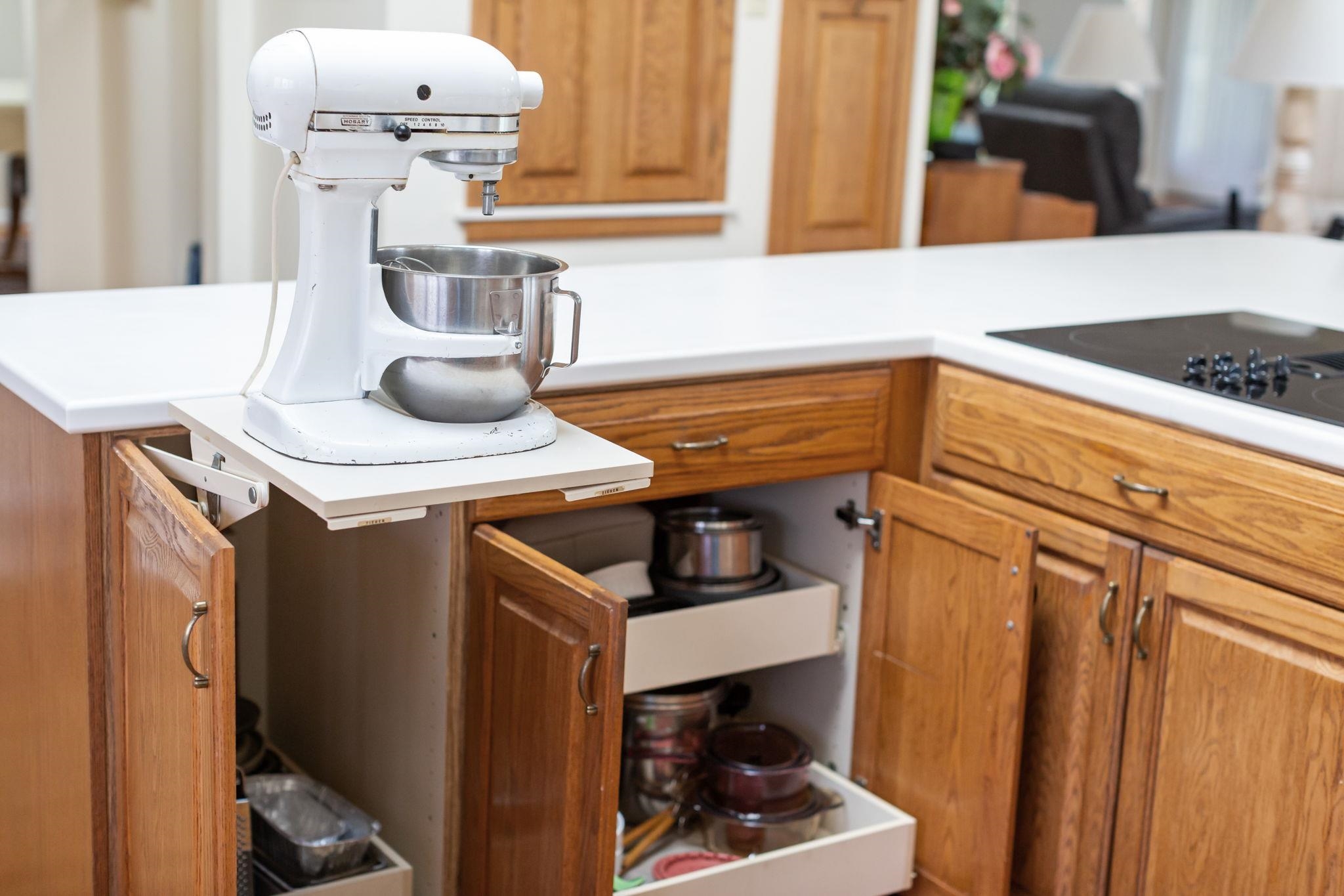 has pull out drawers and 