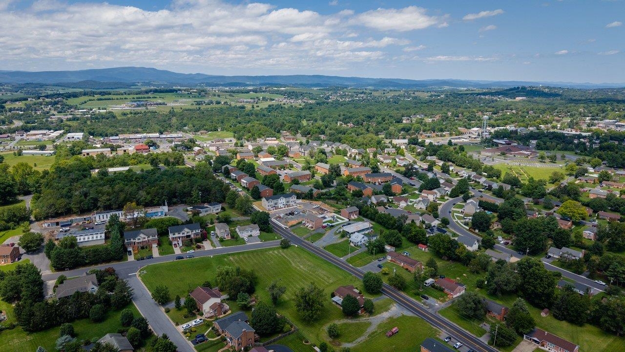105 WILLOWSTONE CT, HARRISONBURG, Virginia 22801, 2 Bedrooms Bedrooms, ,2 BathroomsBathrooms,Residential,Pleasant Hill Townhomes,105 WILLOWSTONE CT,675778 MLS # 675778