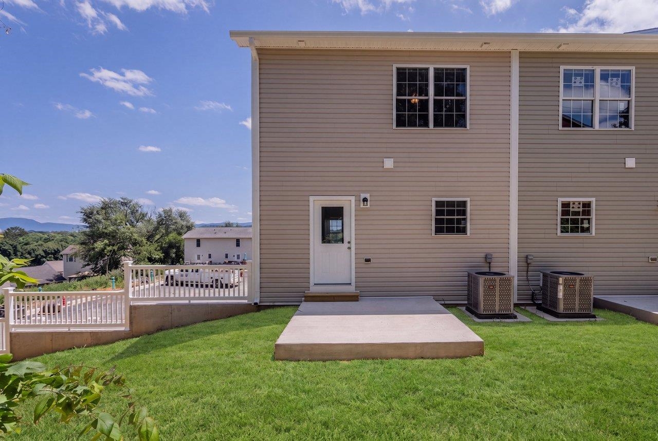 105 WILLOWSTONE CT, HARRISONBURG, Virginia 22801, 2 Bedrooms Bedrooms, ,2 BathroomsBathrooms,Residential,Pleasant Hill Townhomes,105 WILLOWSTONE CT,675778 MLS # 675778
