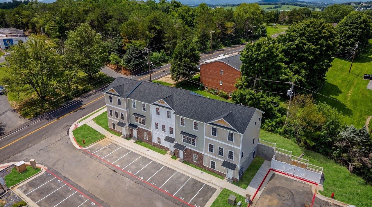 105 WILLOWSTONE CT, HARRISONBURG, Virginia 22801, 2 Bedrooms Bedrooms, ,2 BathroomsBathrooms,Residential,Pleasant Hill Townhomes,105 WILLOWSTONE CT,675778 MLS # 675778
