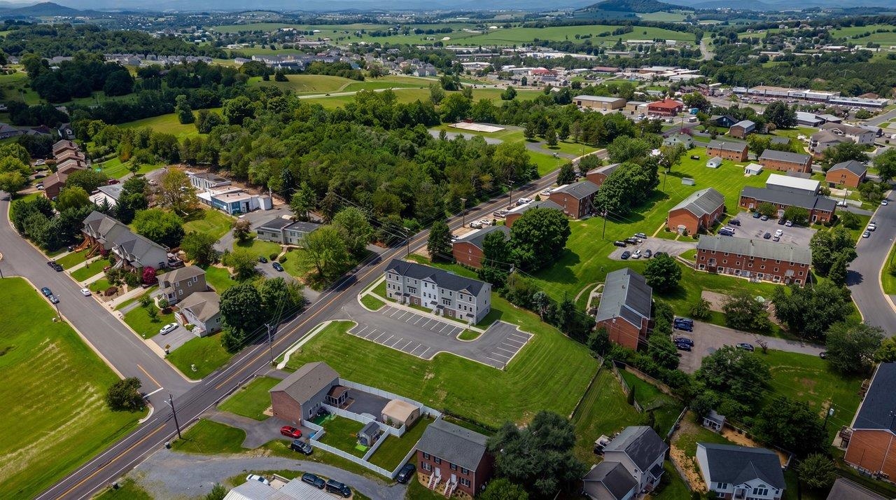 105 WILLOWSTONE CT, HARRISONBURG, Virginia 22801, 2 Bedrooms Bedrooms, ,2 BathroomsBathrooms,Residential,Pleasant Hill Townhomes,105 WILLOWSTONE CT,675778 MLS # 675778