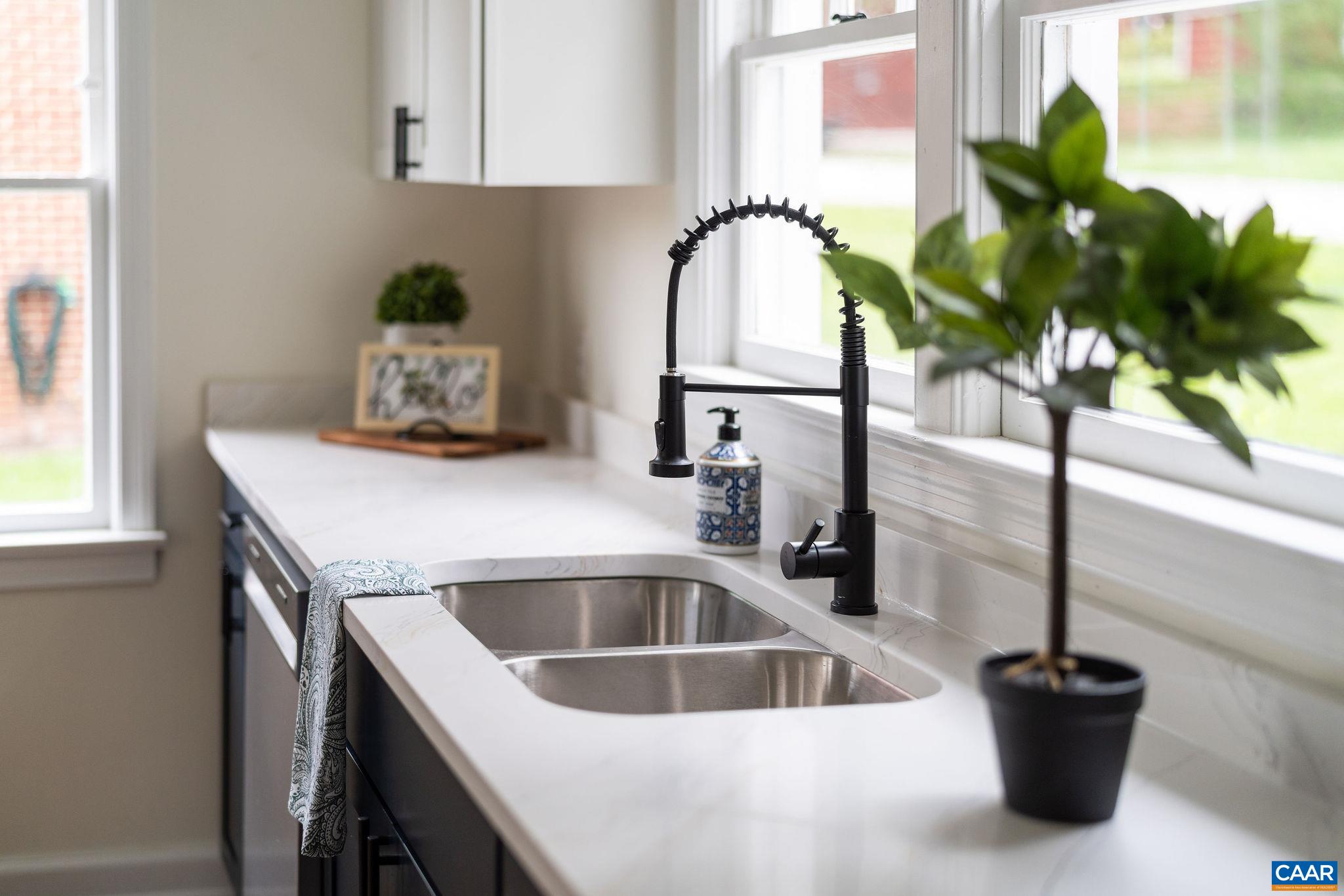 720 CHERRY HILL DR, STAUNTON, Virginia 24401, 3 Bedrooms Bedrooms, ,1 BathroomBathrooms,Residential,720 CHERRY HILL DR,675795 MLS # 675795