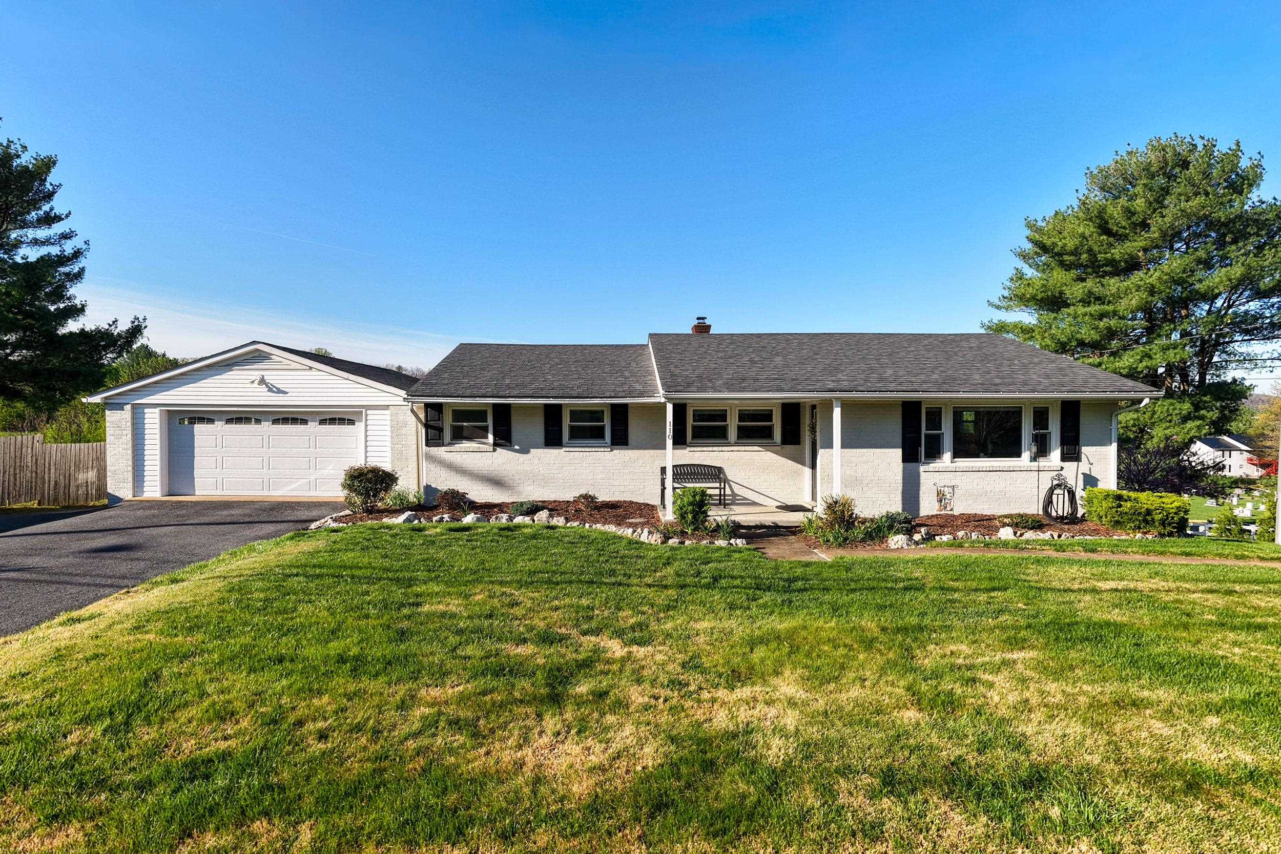 110 OAKWOOD DR, BRIDGEWATER, Virginia 22812, 3 Bedrooms Bedrooms, ,2 BathroomsBathrooms,Residential,110 OAKWOOD DR,675806 MLS # 675806