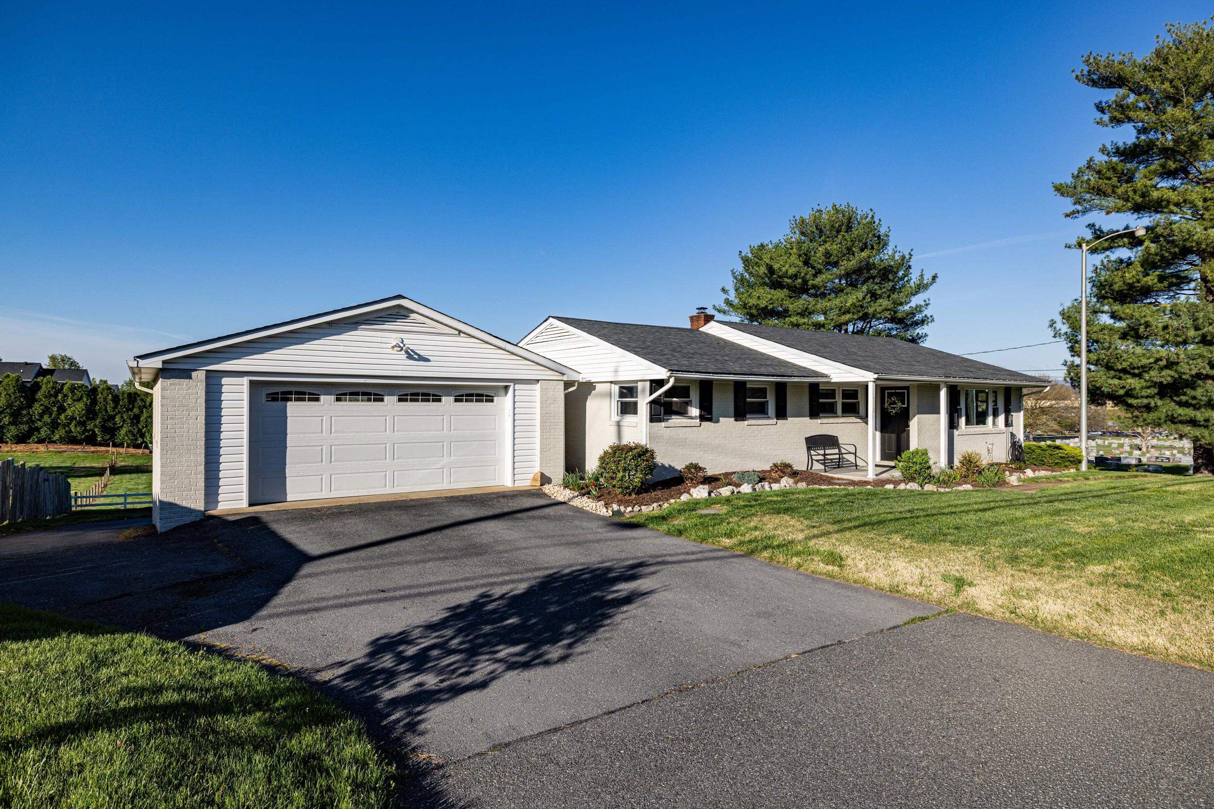 110 OAKWOOD DR, BRIDGEWATER, Virginia 22812, 3 Bedrooms Bedrooms, ,2 BathroomsBathrooms,Residential,110 OAKWOOD DR,675806 MLS # 675806