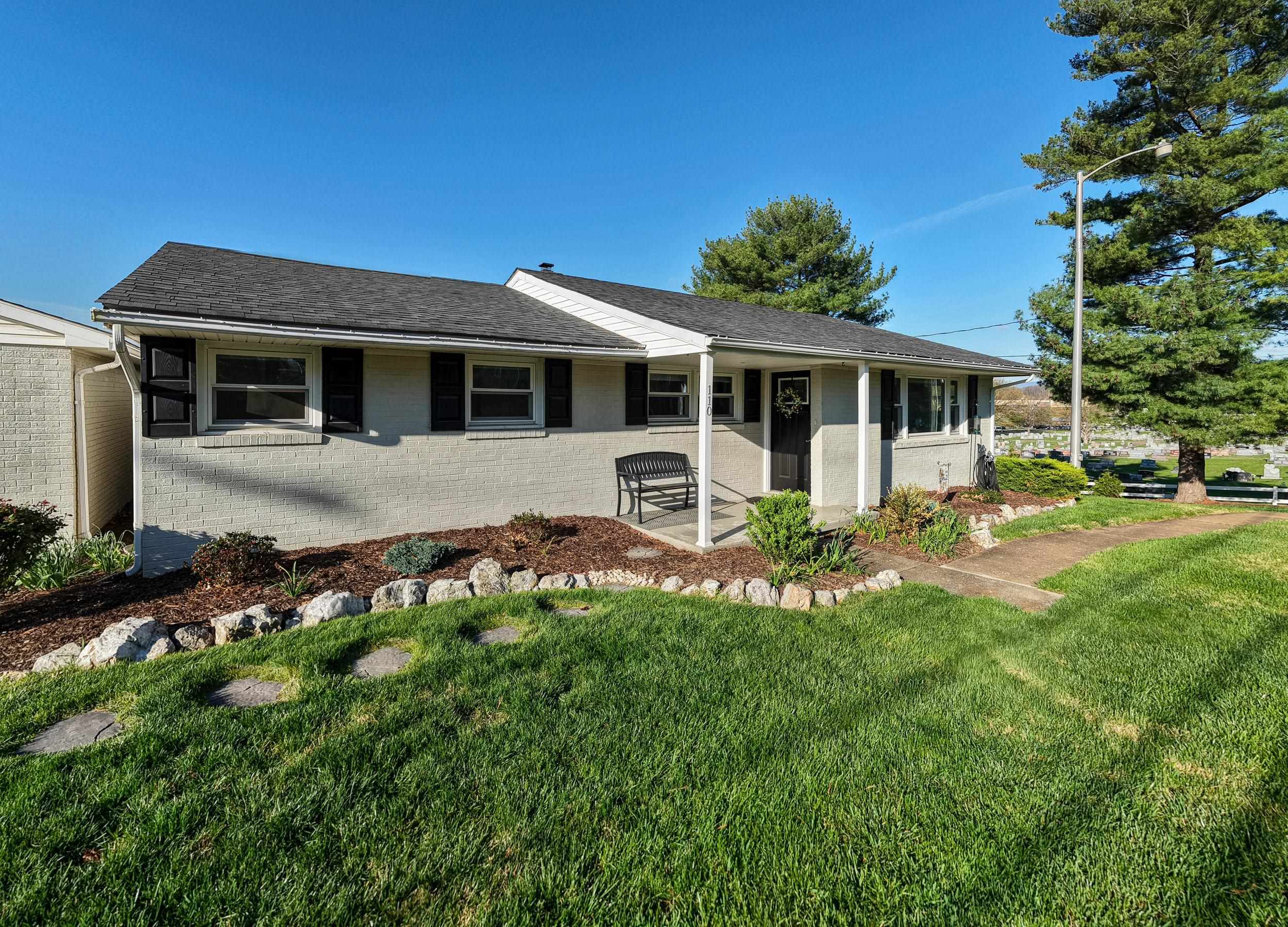 110 OAKWOOD DR, BRIDGEWATER, Virginia 22812, 3 Bedrooms Bedrooms, ,2 BathroomsBathrooms,Residential,110 OAKWOOD DR,675806 MLS # 675806