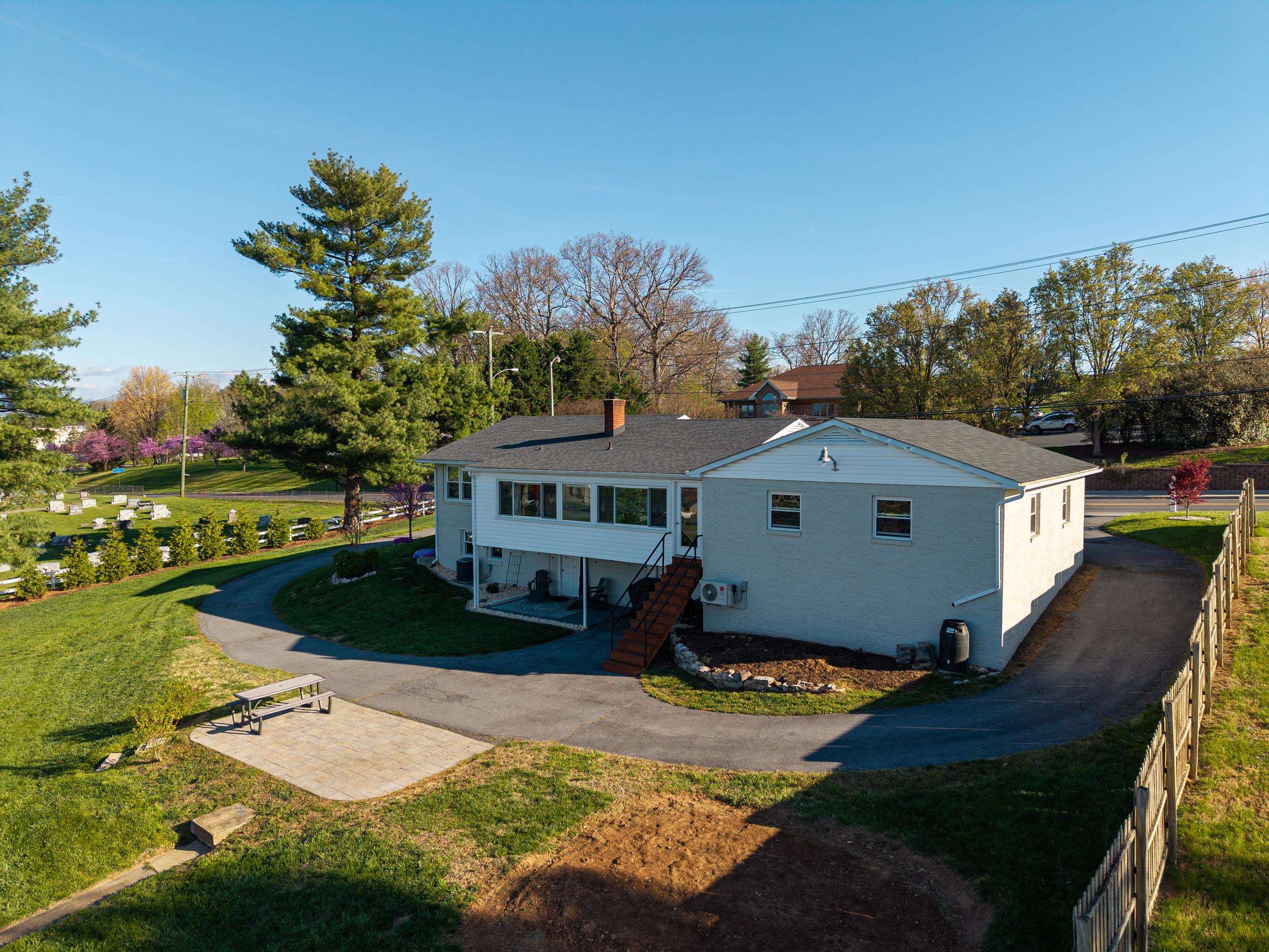 110 OAKWOOD DR, BRIDGEWATER, Virginia 22812, 3 Bedrooms Bedrooms, ,2 BathroomsBathrooms,Residential,110 OAKWOOD DR,675806 MLS # 675806