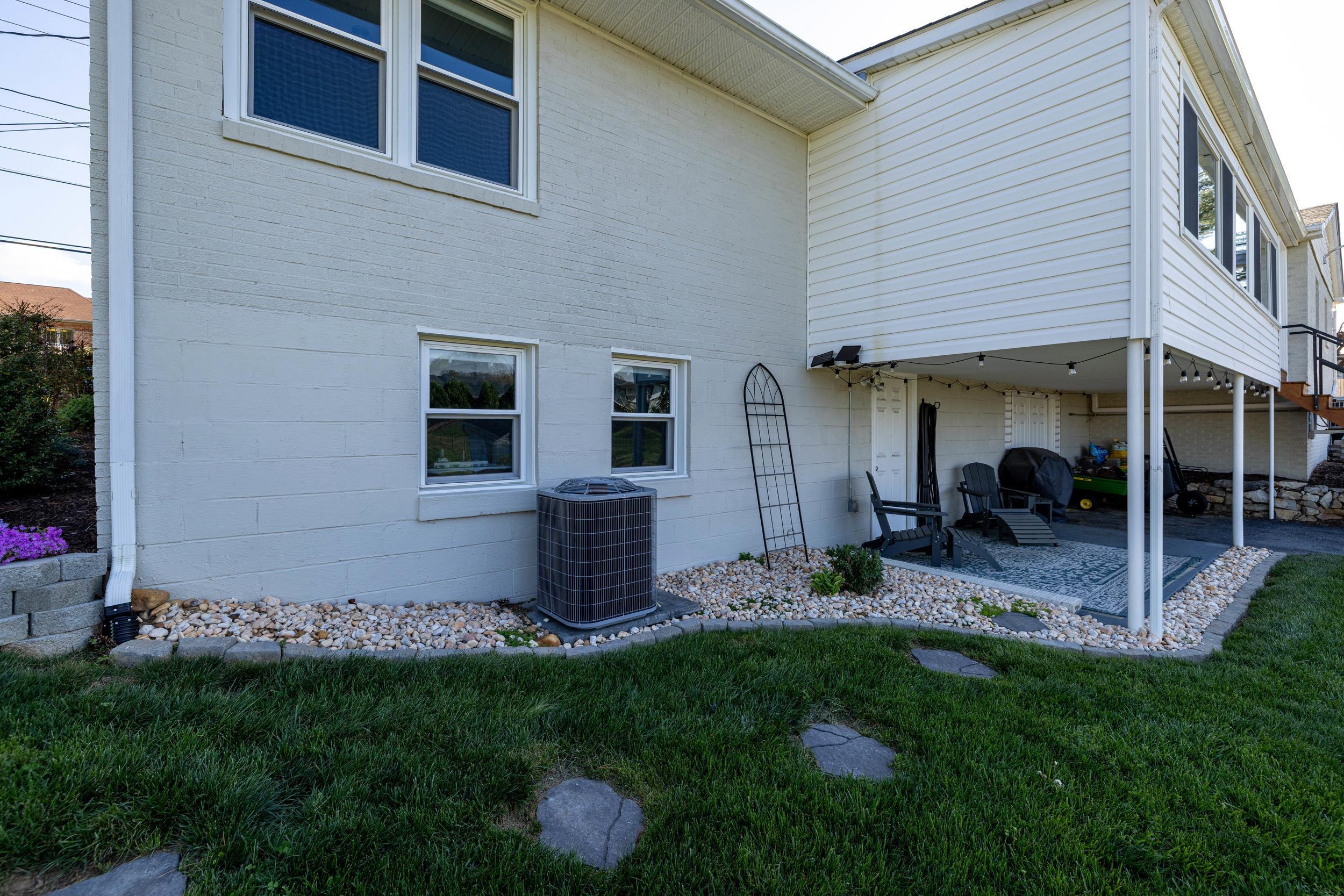 110 OAKWOOD DR, BRIDGEWATER, Virginia 22812, 3 Bedrooms Bedrooms, ,2 BathroomsBathrooms,Residential,110 OAKWOOD DR,675806 MLS # 675806