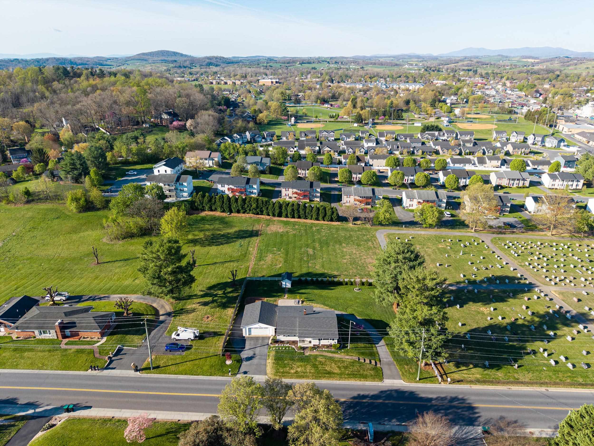 110 OAKWOOD DR, BRIDGEWATER, Virginia 22812, 3 Bedrooms Bedrooms, ,2 BathroomsBathrooms,Residential,110 OAKWOOD DR,675806 MLS # 675806