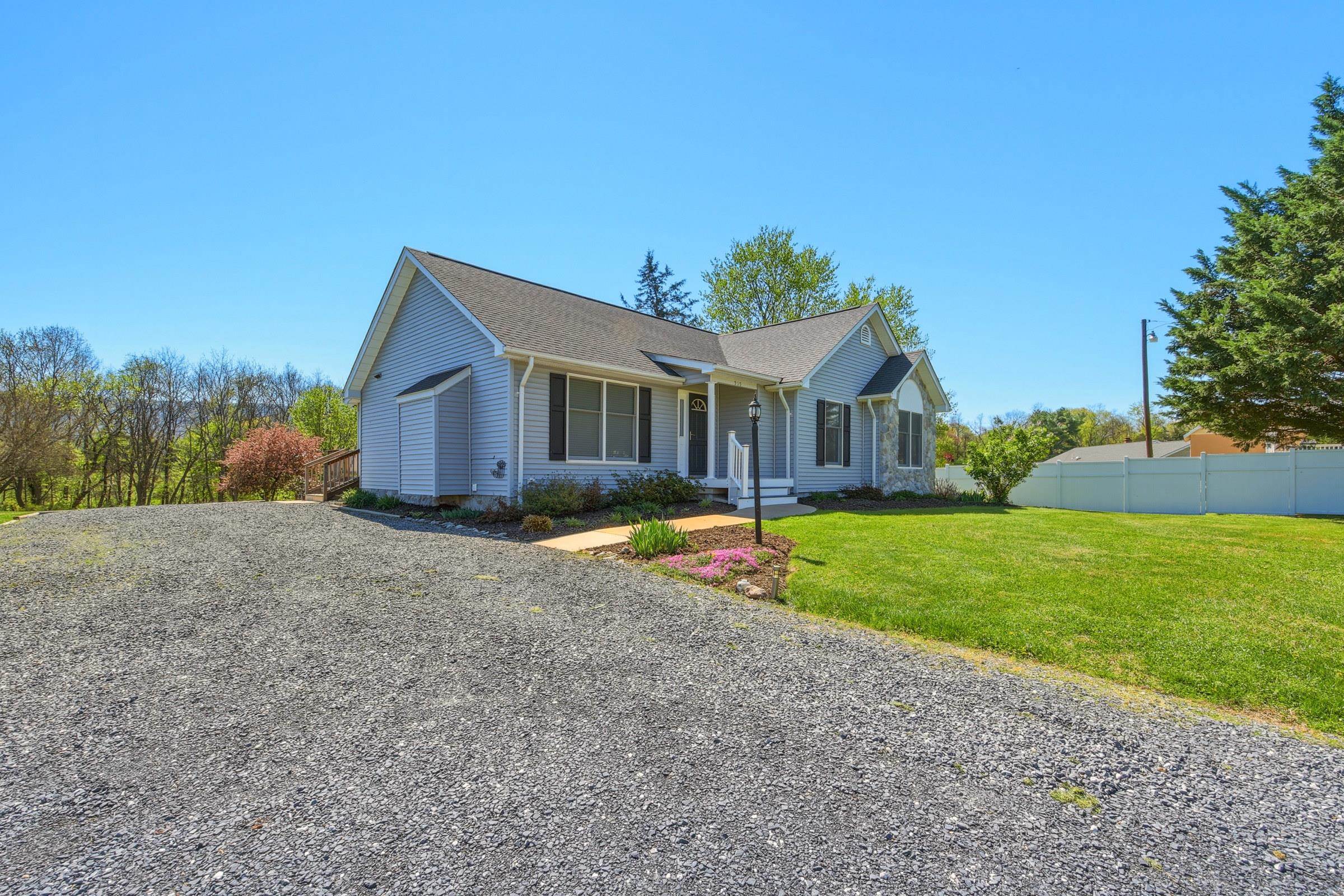 515 HOLLINGSWORTH RD, WOODSTOCK, Virginia 22664, 3 Bedrooms Bedrooms, ,2 BathroomsBathrooms,Residential,515 HOLLINGSWORTH RD,675812 MLS # 675812