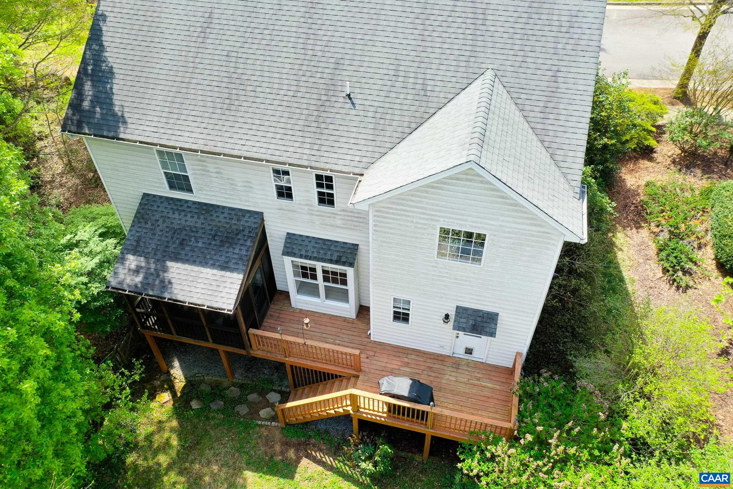 Lots of outdoor entertaining options!