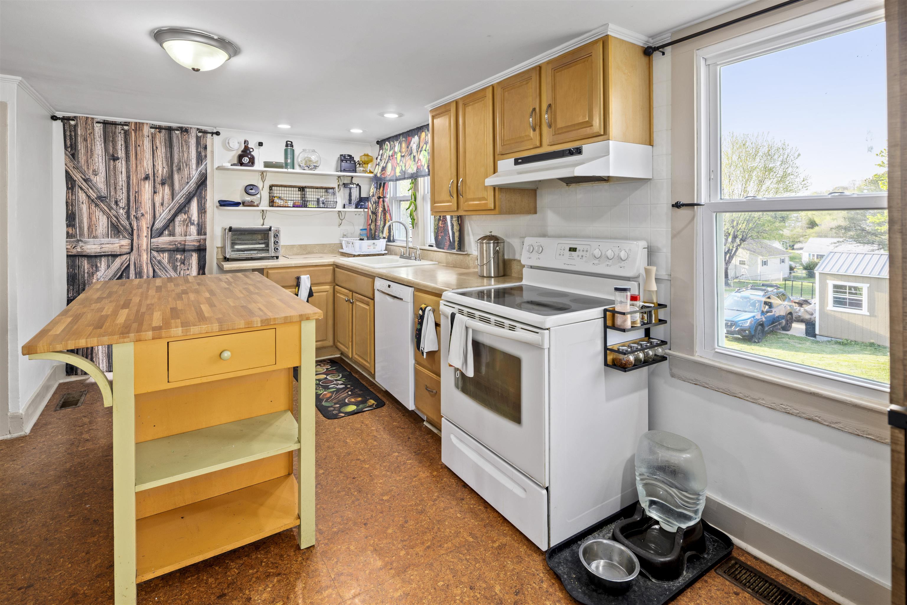 337 MARY GRAY LN, STAUNTON, Virginia 24401, 3 Bedrooms Bedrooms, ,1 BathroomBathrooms,Residential,337 MARY GRAY LN,675817 MLS # 675817