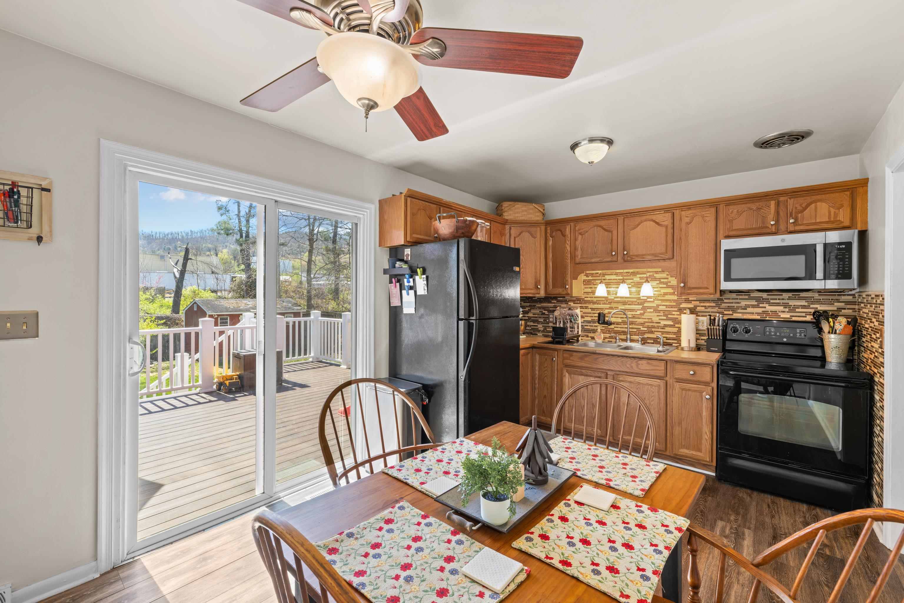 918 WASHINGTON AVE, WAYNESBORO, Virginia 22980, 4 Bedrooms Bedrooms, ,2 BathroomsBathrooms,Residential,B.,918 WASHINGTON AVE,675820 MLS # 675820