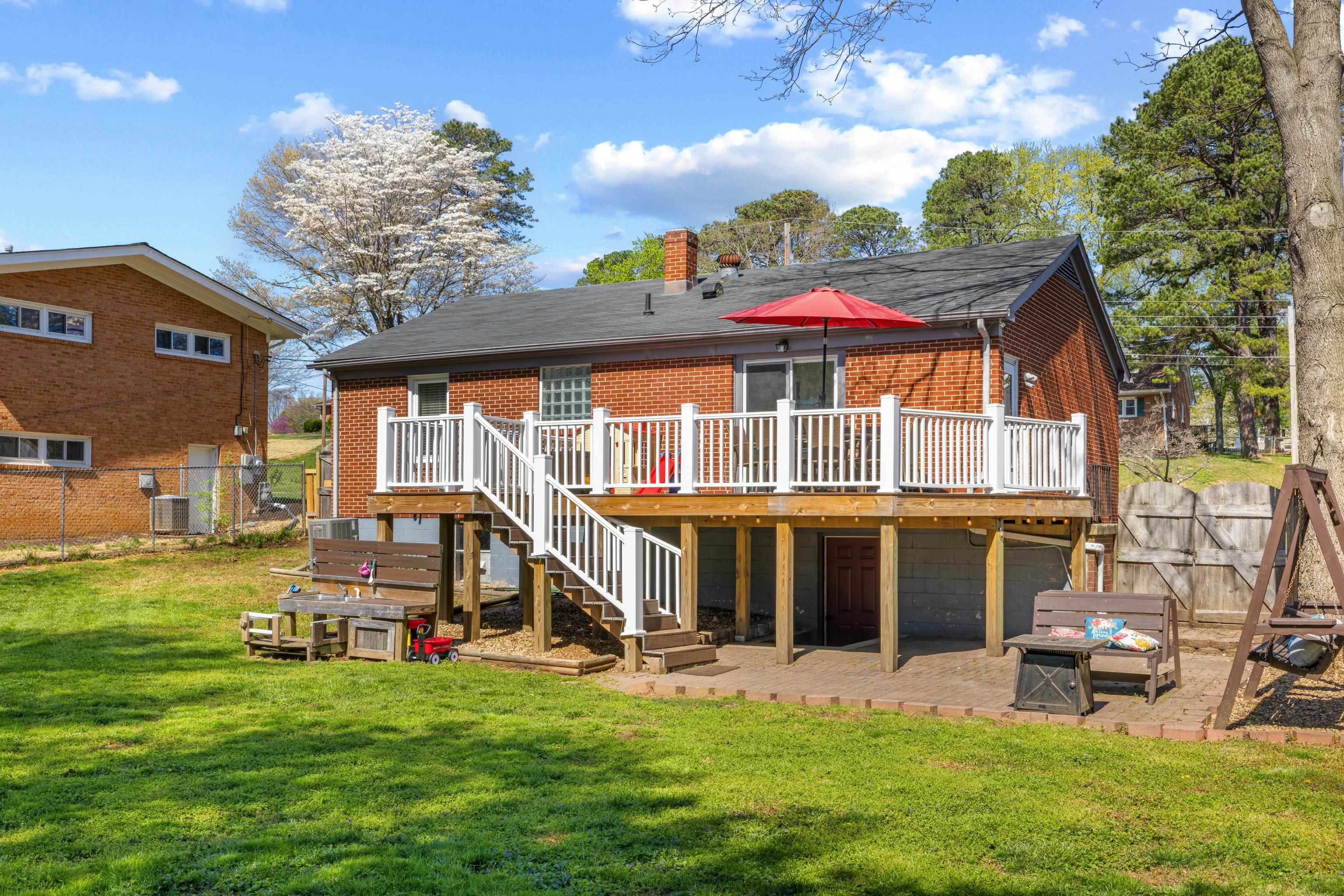 918 WASHINGTON AVE, WAYNESBORO, Virginia 22980, 4 Bedrooms Bedrooms, ,2 BathroomsBathrooms,Residential,B.,918 WASHINGTON AVE,675820 MLS # 675820