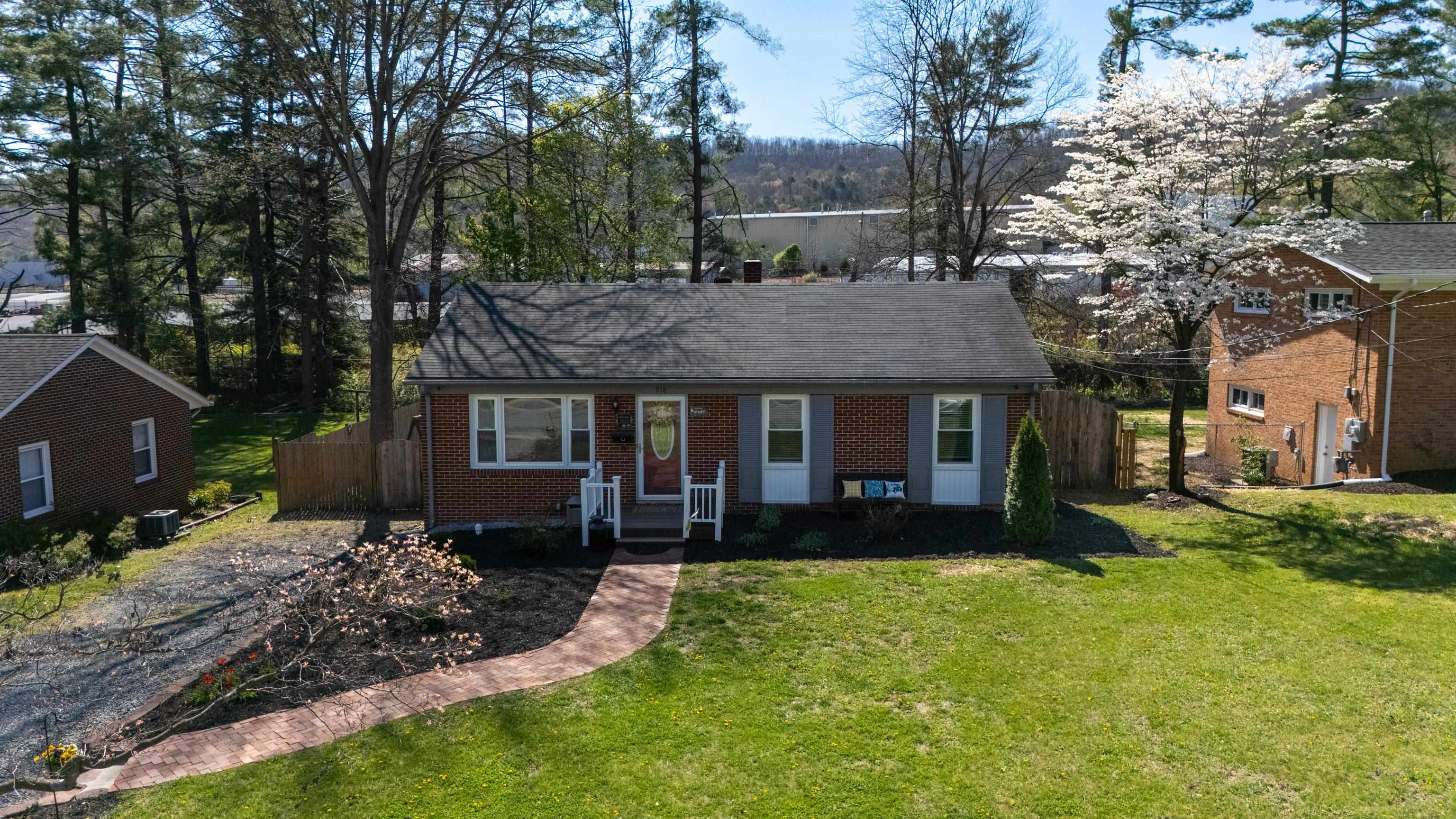 918 WASHINGTON AVE, WAYNESBORO, Virginia 22980, 4 Bedrooms Bedrooms, ,2 BathroomsBathrooms,Residential,B.,918 WASHINGTON AVE,675820 MLS # 675820