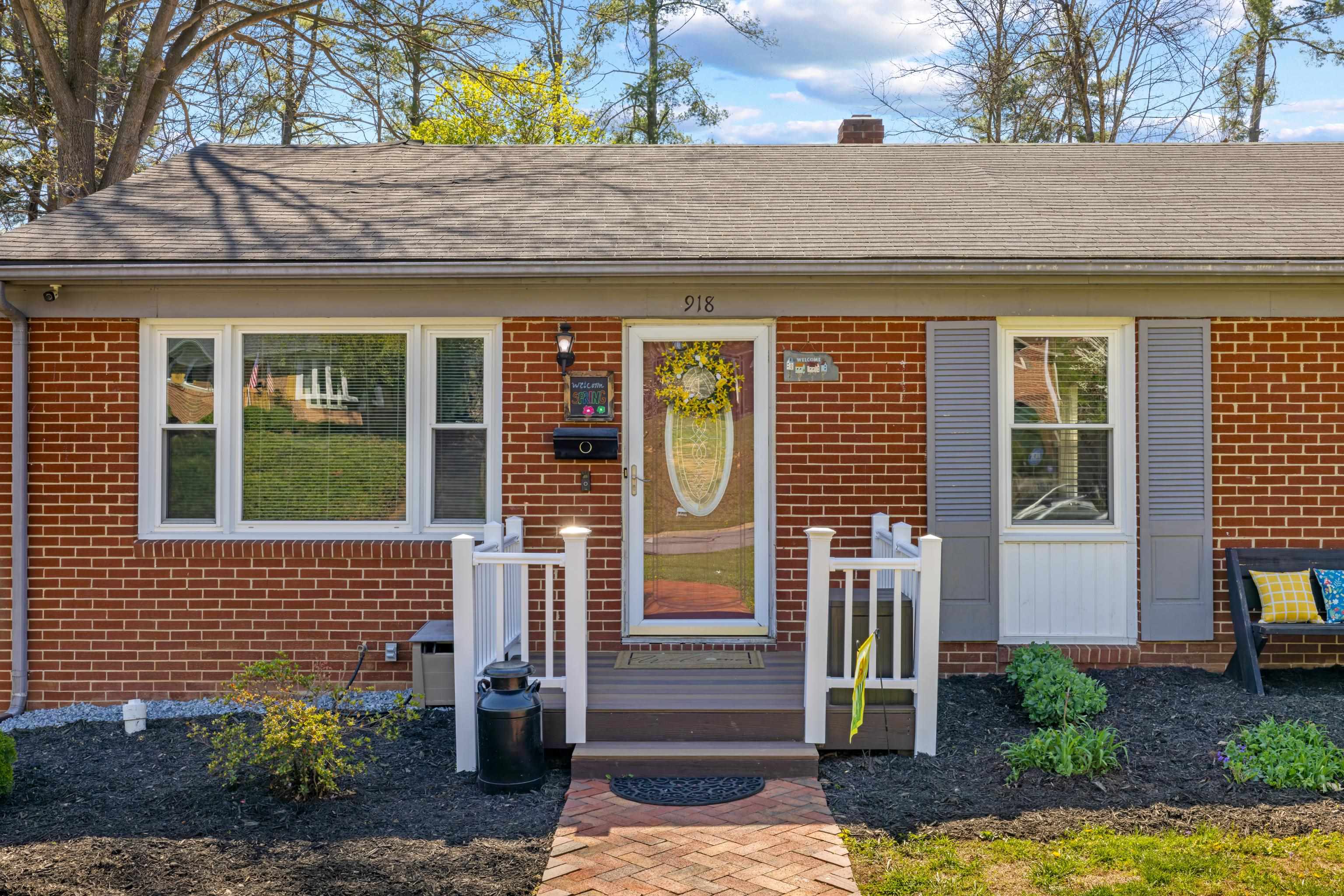 918 WASHINGTON AVE, WAYNESBORO, Virginia 22980, 4 Bedrooms Bedrooms, ,2 BathroomsBathrooms,Residential,B.,918 WASHINGTON AVE,675820 MLS # 675820