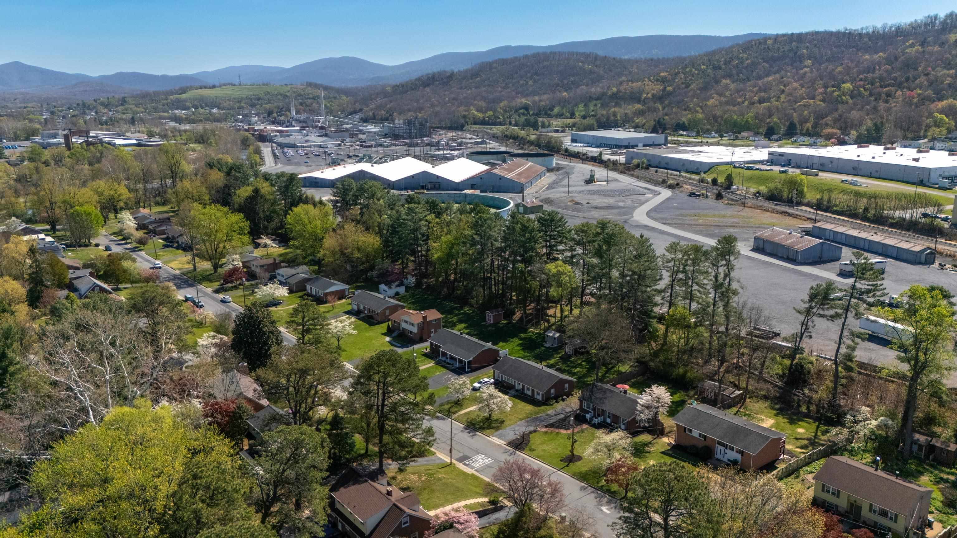 918 WASHINGTON AVE, WAYNESBORO, Virginia 22980, 4 Bedrooms Bedrooms, ,2 BathroomsBathrooms,Residential,B.,918 WASHINGTON AVE,675820 MLS # 675820