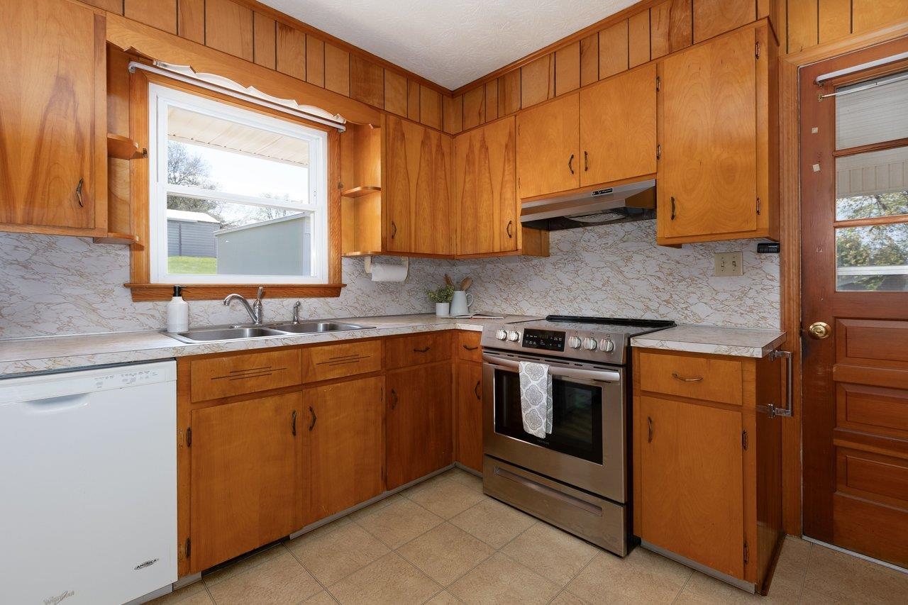 947 GREENDALE RD, HARRISONBURG, Virginia 22801, 3 Bedrooms Bedrooms, ,3 BathroomsBathrooms,Residential,QUADRANT 3 ES GREENDALE RD,947 GREENDALE RD,675842 MLS # 675842