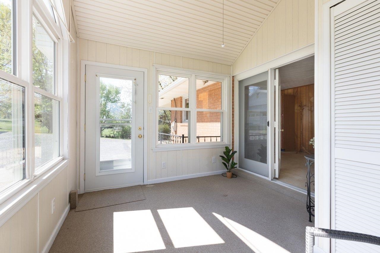 947 GREENDALE RD, HARRISONBURG, Virginia 22801, 3 Bedrooms Bedrooms, ,3 BathroomsBathrooms,Residential,QUADRANT 3 ES GREENDALE RD,947 GREENDALE RD,675842 MLS # 675842