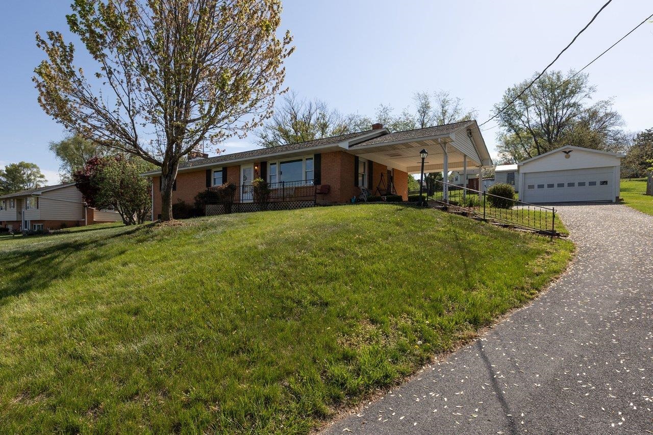 947 GREENDALE RD, HARRISONBURG, Virginia 22801, 3 Bedrooms Bedrooms, ,3 BathroomsBathrooms,Residential,QUADRANT 3 ES GREENDALE RD,947 GREENDALE RD,675842 MLS # 675842