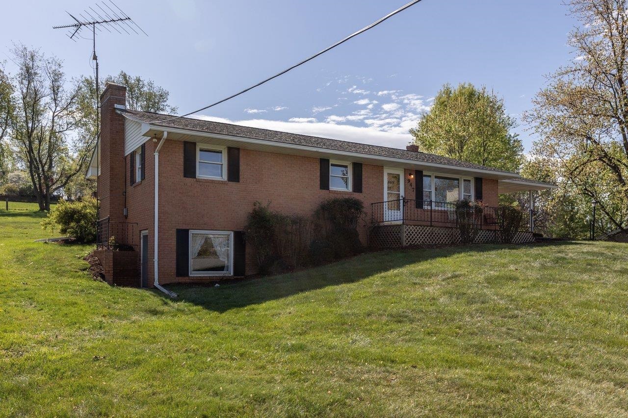 947 GREENDALE RD, HARRISONBURG, Virginia 22801, 3 Bedrooms Bedrooms, ,3 BathroomsBathrooms,Residential,QUADRANT 3 ES GREENDALE RD,947 GREENDALE RD,675842 MLS # 675842