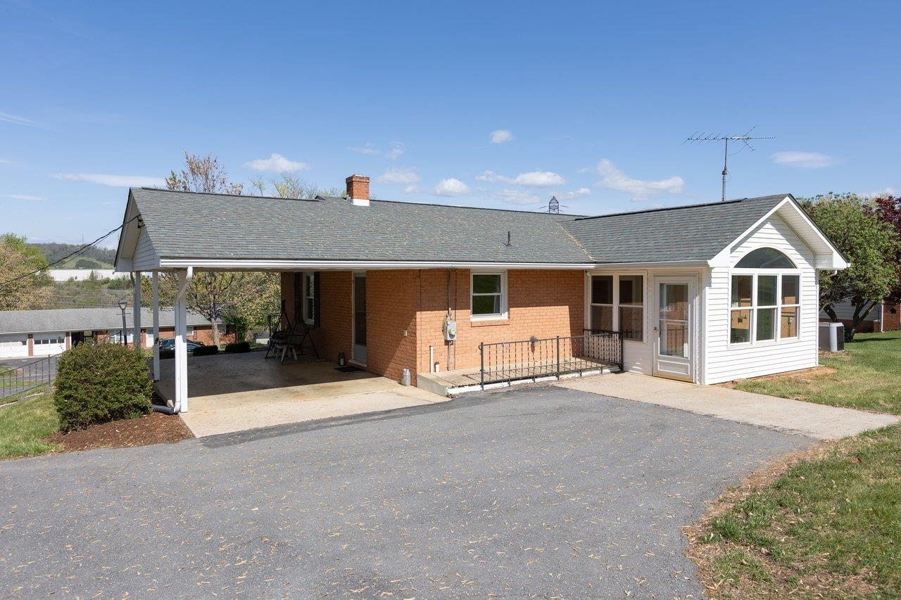 947 GREENDALE RD, HARRISONBURG, Virginia 22801, 3 Bedrooms Bedrooms, ,3 BathroomsBathrooms,Residential,QUADRANT 3 ES GREENDALE RD,947 GREENDALE RD,675842 MLS # 675842