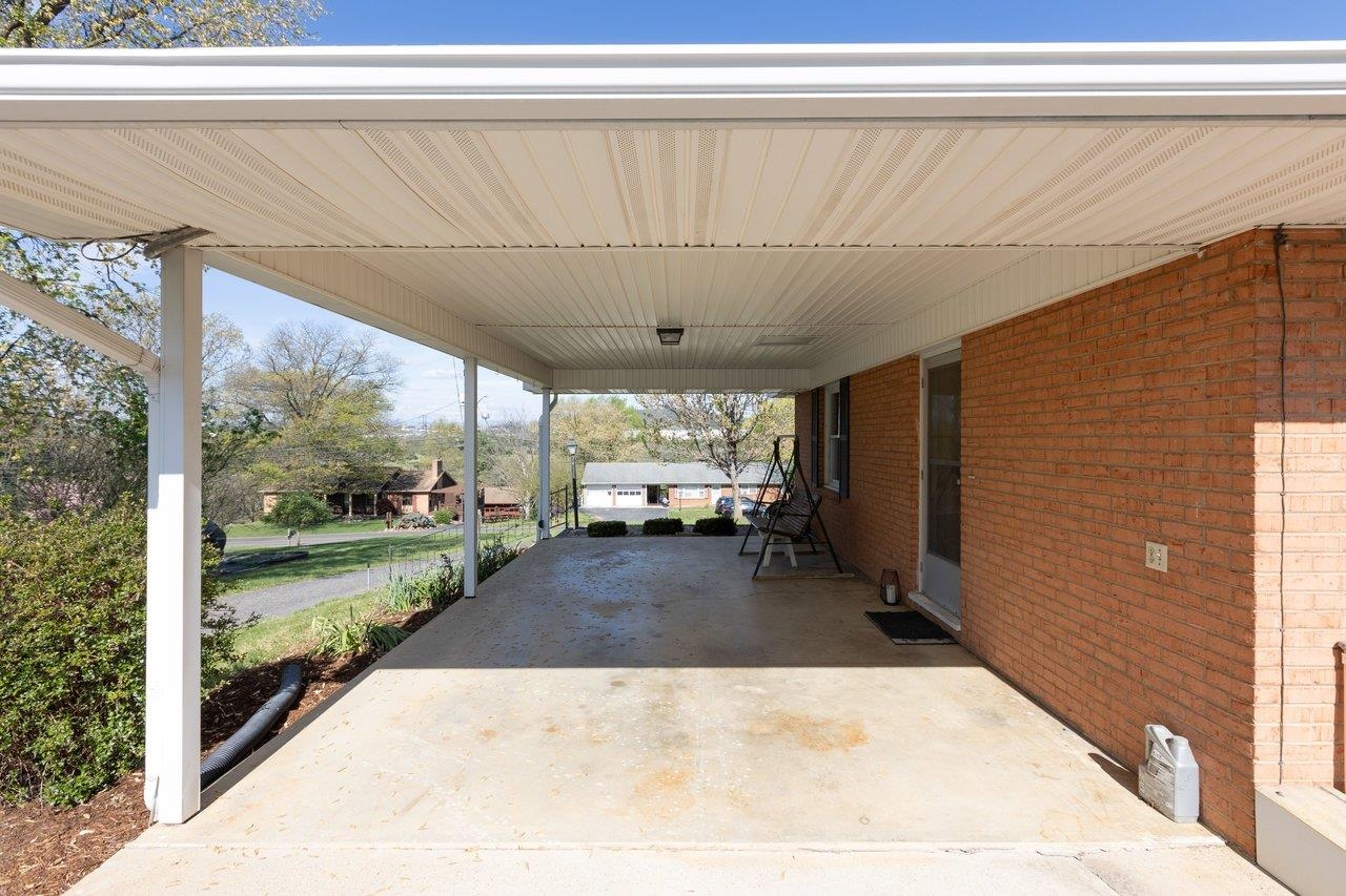 947 GREENDALE RD, HARRISONBURG, Virginia 22801, 3 Bedrooms Bedrooms, ,3 BathroomsBathrooms,Residential,QUADRANT 3 ES GREENDALE RD,947 GREENDALE RD,675842 MLS # 675842