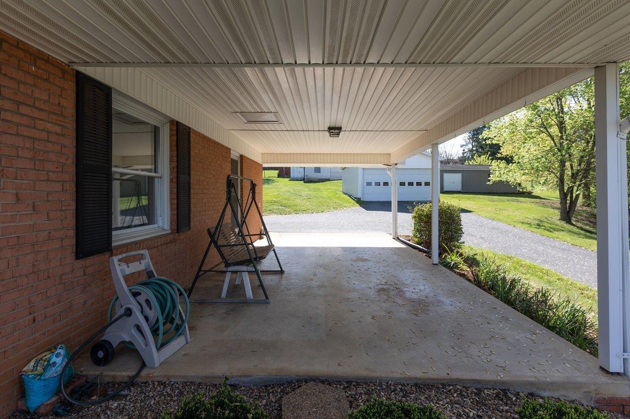 947 GREENDALE RD, HARRISONBURG, Virginia 22801, 3 Bedrooms Bedrooms, ,3 BathroomsBathrooms,Residential,QUADRANT 3 ES GREENDALE RD,947 GREENDALE RD,675842 MLS # 675842