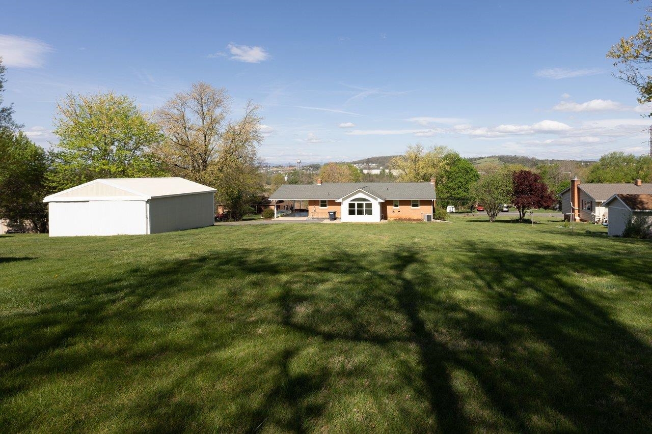 947 GREENDALE RD, HARRISONBURG, Virginia 22801, 3 Bedrooms Bedrooms, ,3 BathroomsBathrooms,Residential,QUADRANT 3 ES GREENDALE RD,947 GREENDALE RD,675842 MLS # 675842