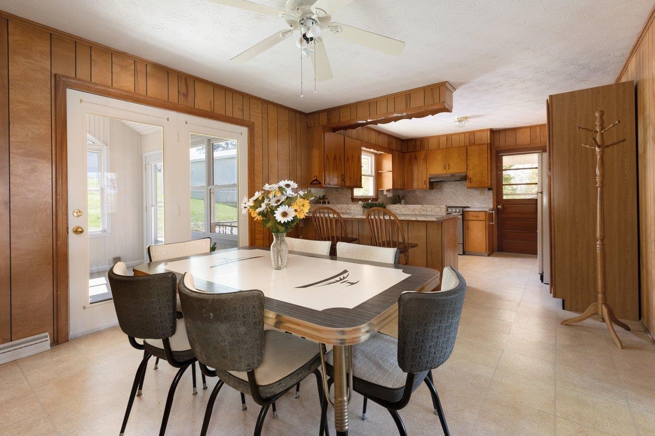 947 GREENDALE RD, HARRISONBURG, Virginia 22801, 3 Bedrooms Bedrooms, ,3 BathroomsBathrooms,Residential,QUADRANT 3 ES GREENDALE RD,947 GREENDALE RD,675842 MLS # 675842