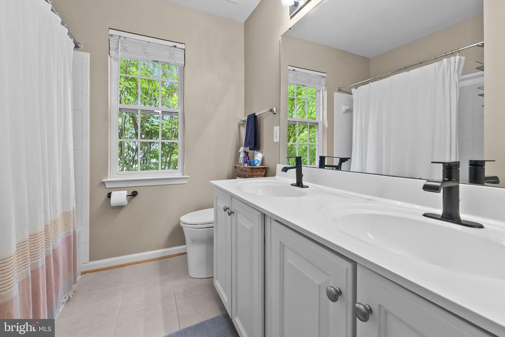 6857 EMMA CT, WARRENTON, Virginia 20187, 5 Bedrooms Bedrooms, ,3 BathroomsBathrooms,Residential,6857 EMMA CT,VAFQ2021340 MLS # VAFQ2021340