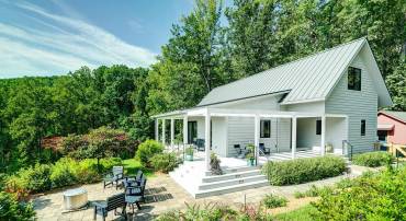 Custom-built contemporary farmhouse in Bundoran Farm