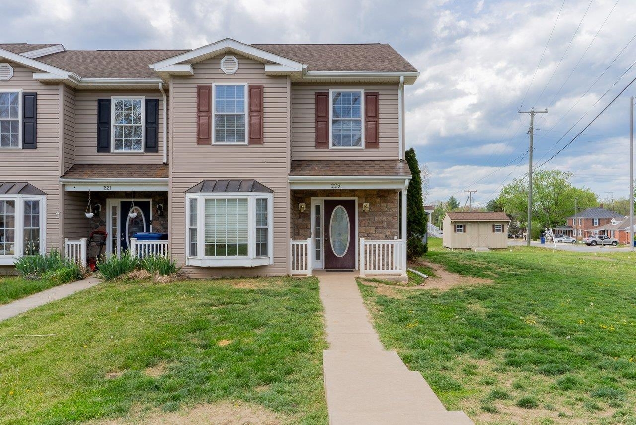 223 ASPEN AVE, GROTTOES, Virginia 24441, 3 Bedrooms Bedrooms, ,2 BathroomsBathrooms,Residential,223 ASPEN AVE,675893 MLS # 675893