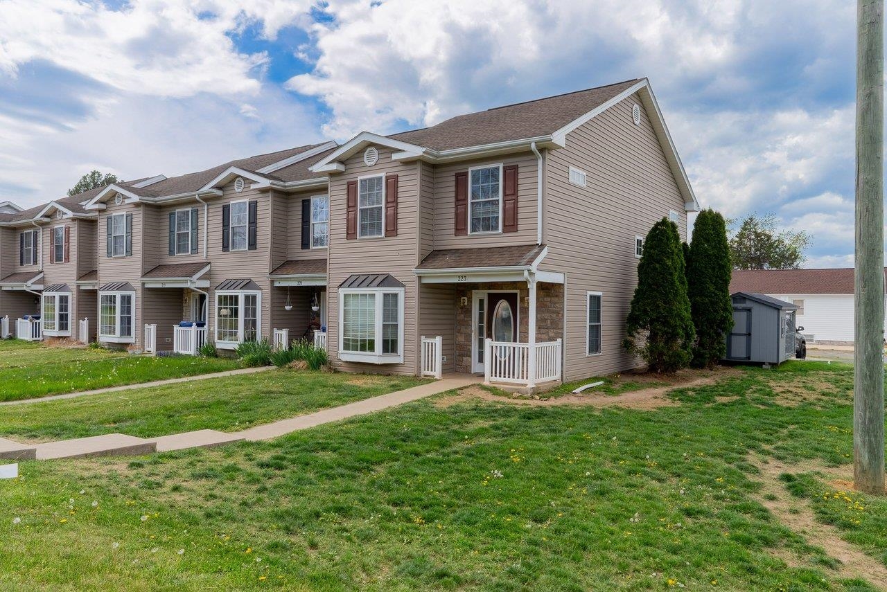 223 ASPEN AVE, GROTTOES, Virginia 24441, 3 Bedrooms Bedrooms, ,2 BathroomsBathrooms,Residential,223 ASPEN AVE,675893 MLS # 675893