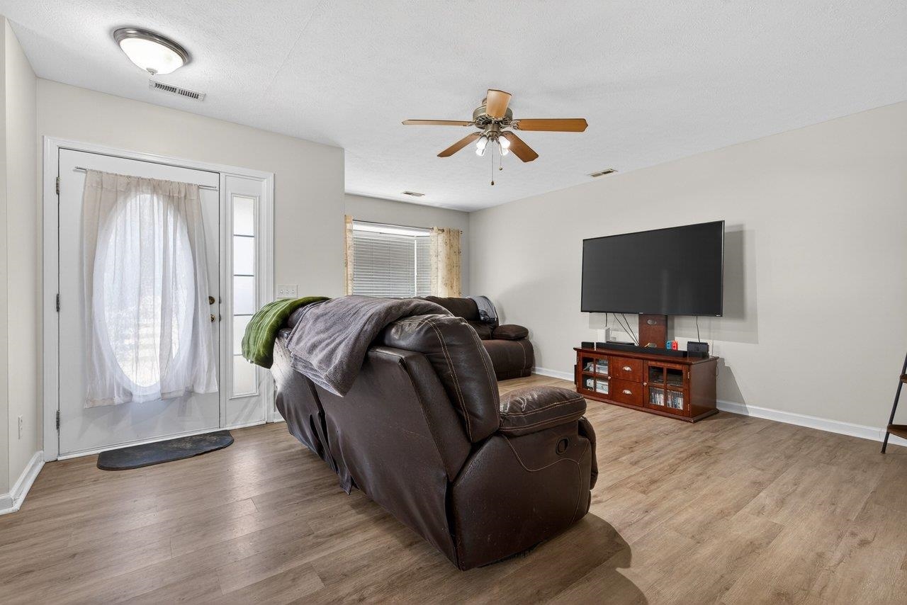 223 ASPEN AVE, GROTTOES, Virginia 24441, 3 Bedrooms Bedrooms, ,2 BathroomsBathrooms,Residential,223 ASPEN AVE,675893 MLS # 675893