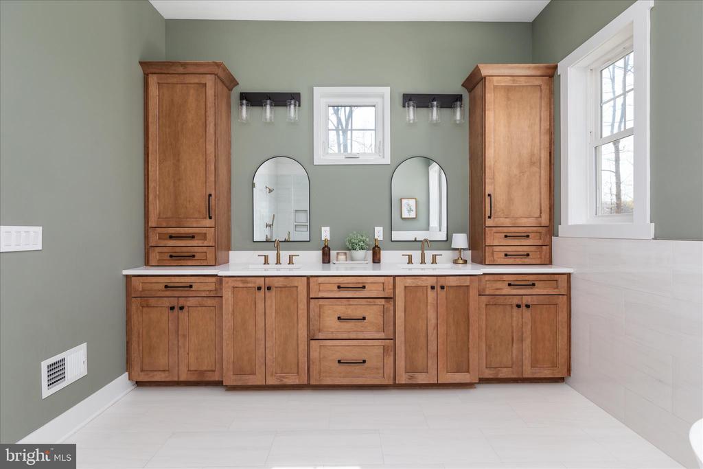 8189 SUMMERFIELD HILLS DR, WARRENTON, Virginia 20186, 5 Bedrooms Bedrooms, ,4 BathroomsBathrooms,Residential,8189 SUMMERFIELD HILLS DR,VAFQ2021482 MLS # VAFQ2021482