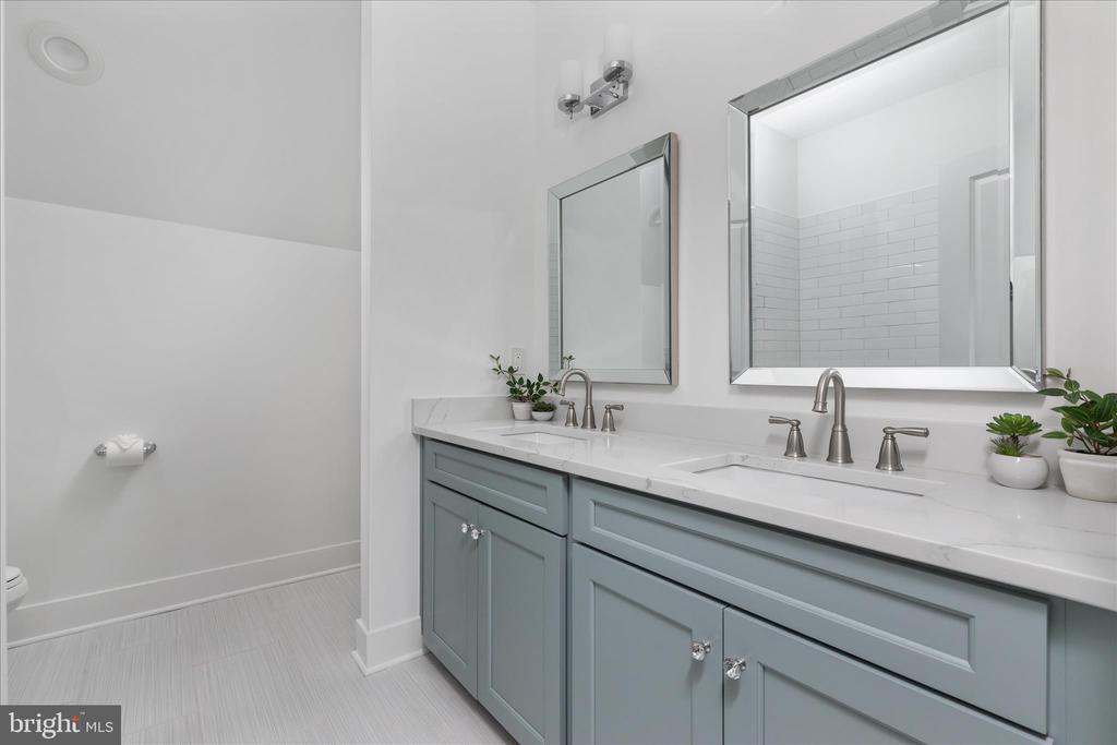 8189 SUMMERFIELD HILLS DR, WARRENTON, Virginia 20186, 5 Bedrooms Bedrooms, ,4 BathroomsBathrooms,Residential,8189 SUMMERFIELD HILLS DR,VAFQ2021482 MLS # VAFQ2021482