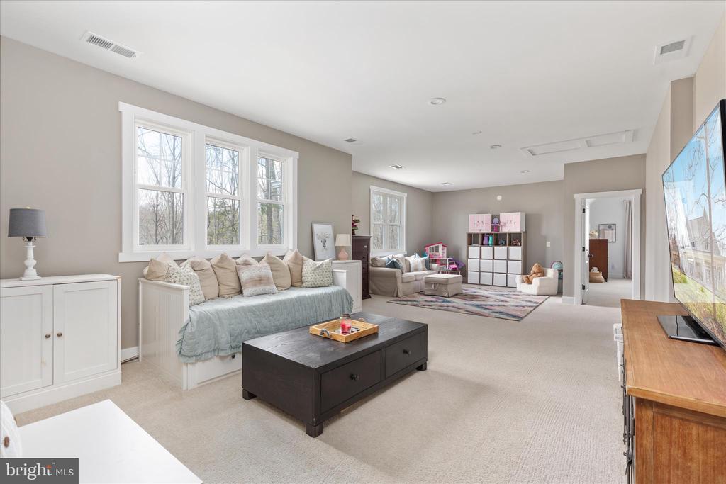 8189 SUMMERFIELD HILLS DR, WARRENTON, Virginia 20186, 5 Bedrooms Bedrooms, ,4 BathroomsBathrooms,Residential,8189 SUMMERFIELD HILLS DR,VAFQ2021482 MLS # VAFQ2021482