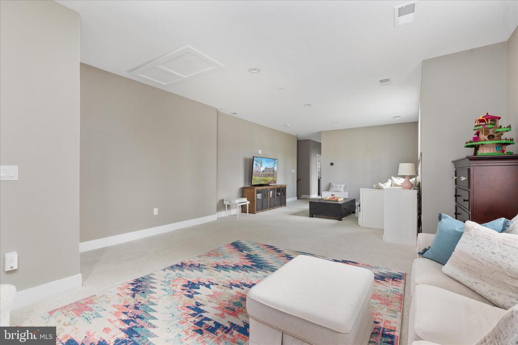 8189 SUMMERFIELD HILLS DR, WARRENTON, Virginia 20186, 5 Bedrooms Bedrooms, ,4 BathroomsBathrooms,Residential,8189 SUMMERFIELD HILLS DR,VAFQ2021482 MLS # VAFQ2021482