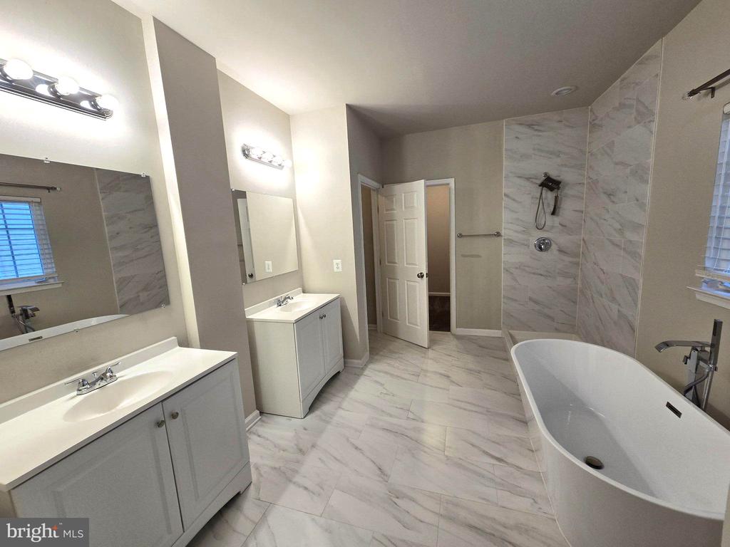 5104 SEWELLS POINTE DR, FREDERICKSBURG, Virginia 22407, 5 Bedrooms Bedrooms, ,4 BathroomsBathrooms,Residential,5104 SEWELLS POINTE DR,VASP2041002 MLS # VASP2041002