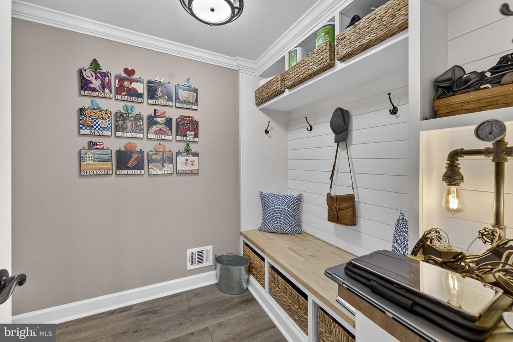 6165 MINT SPRINGS DR, WARRENTON, Virginia, 5 Bedrooms Bedrooms, ,4 BathroomsBathrooms,Residential,6165 MINT SPRINGS DR,VAFQ2021328 MLS # VAFQ2021328