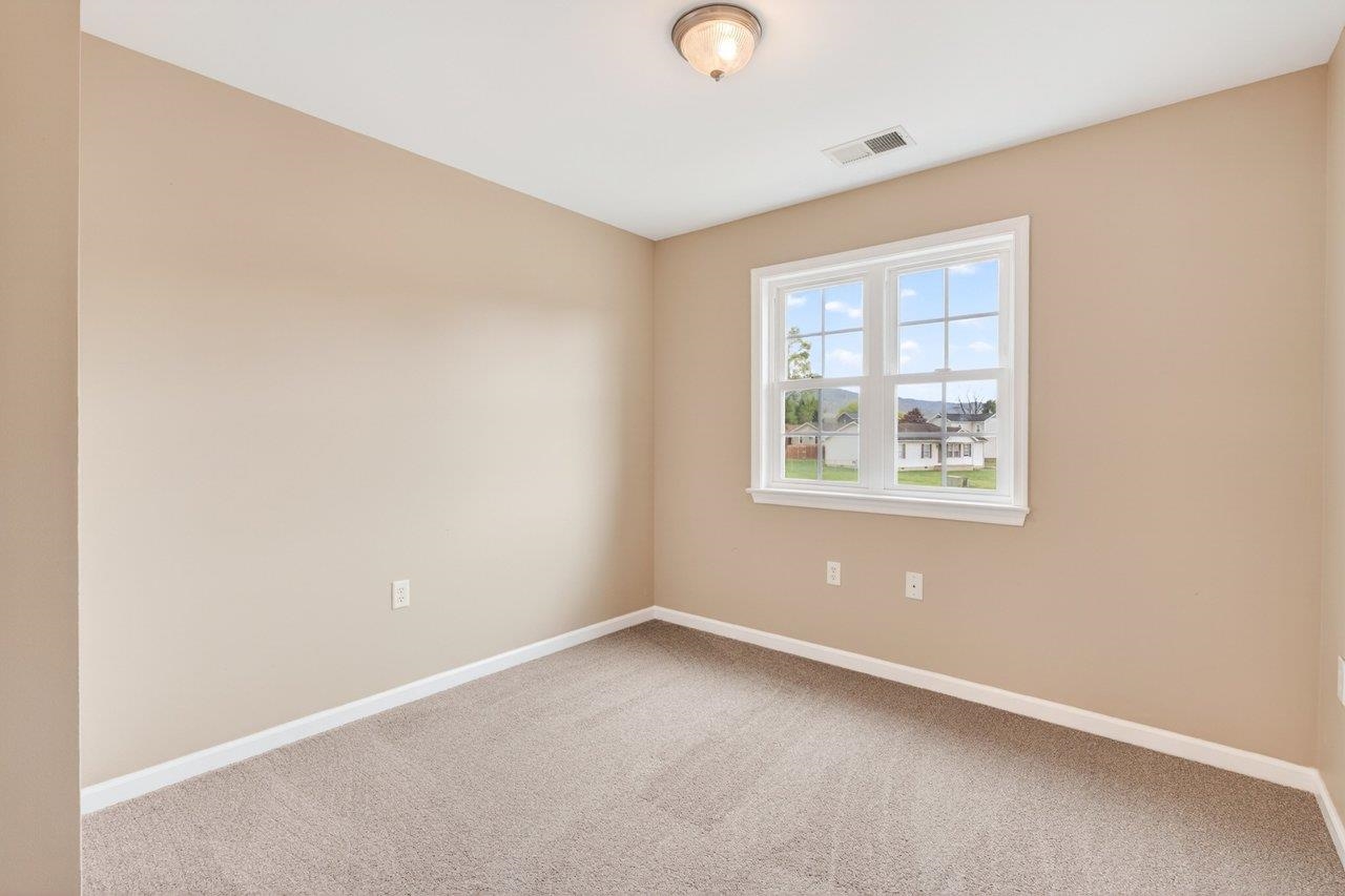 206 WILLOW OAKS DR, ELKTON, Virginia 22827, 3 Bedrooms Bedrooms, ,1 BathroomBathrooms,Residential,206 WILLOW OAKS DR,675905 MLS # 675905