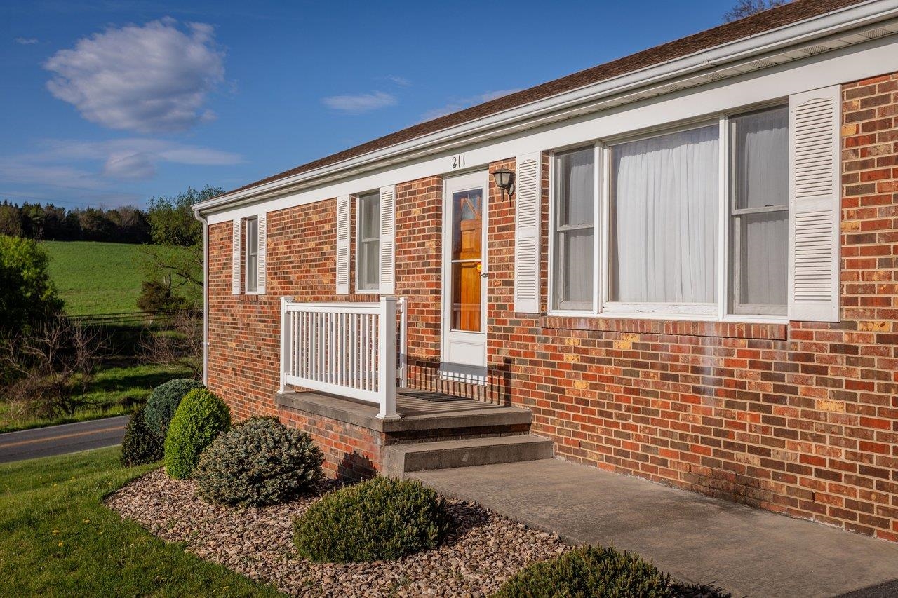 211 PEAR ST, HARRISONBURG, Virginia 22801, 3 Bedrooms Bedrooms, ,1 BathroomBathrooms,Residential,211 PEAR ST,675919 MLS # 675919