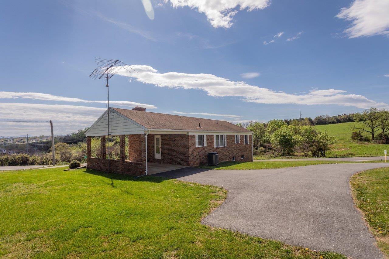 211 PEAR ST, HARRISONBURG, Virginia 22801, 3 Bedrooms Bedrooms, ,1 BathroomBathrooms,Residential,211 PEAR ST,675919 MLS # 675919