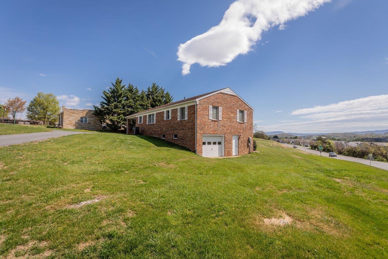 211 PEAR ST, HARRISONBURG, Virginia 22801, 3 Bedrooms Bedrooms, ,1 BathroomBathrooms,Residential,211 PEAR ST,675919 MLS # 675919