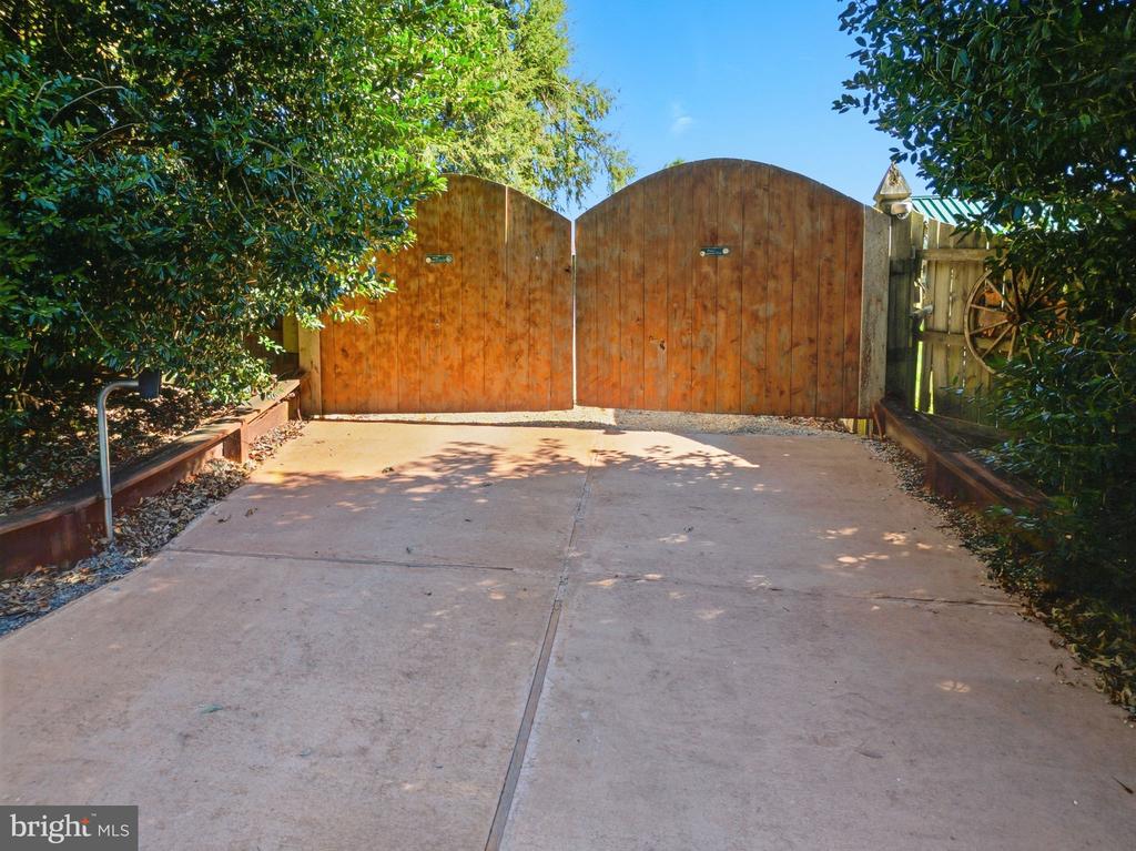 240 STONELEIGH RD, PALMYRA, Virginia 22963, 7 Bedrooms Bedrooms, ,5 BathroomsBathrooms,Residential,240 STONELEIGH RD,VAFN2000664 MLS # VAFN2000664