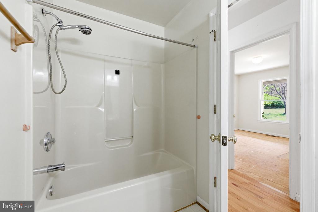 4004 INDIAN RUN RD, AMISSVILLE, Virginia 20106, 3 Bedrooms Bedrooms, ,2 BathroomsBathrooms,Residential,4004 INDIAN RUN RD,VACU2013326 MLS # VACU2013326